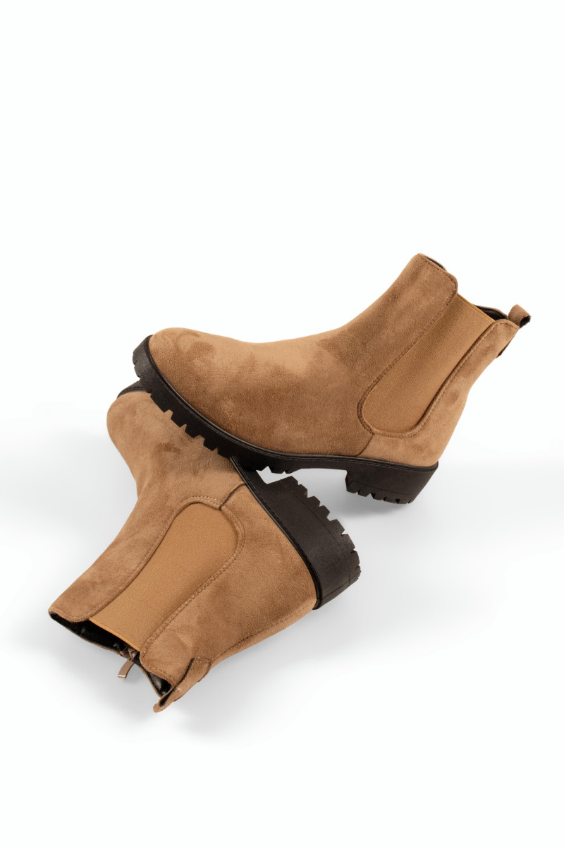Γυναικεία μποτάκια suede Chelsea με τρακτερωτή σόλα σε πούρο χρώμα