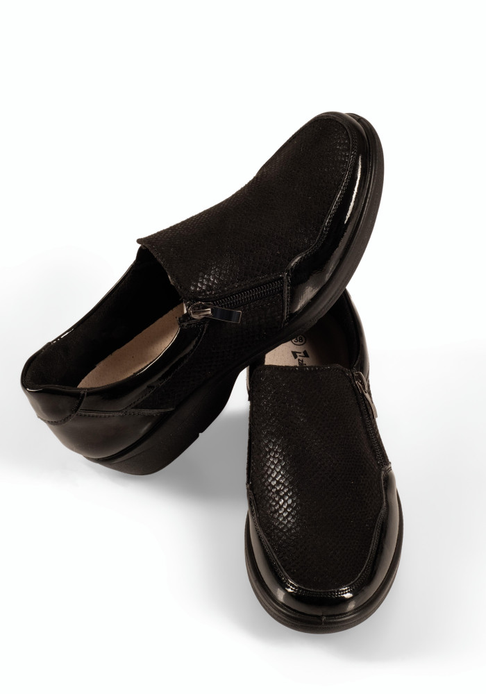 Zak γυναικεία παπούτσια μαύρα slip-on με ανάγλυφη υφή και φερμουάρ
