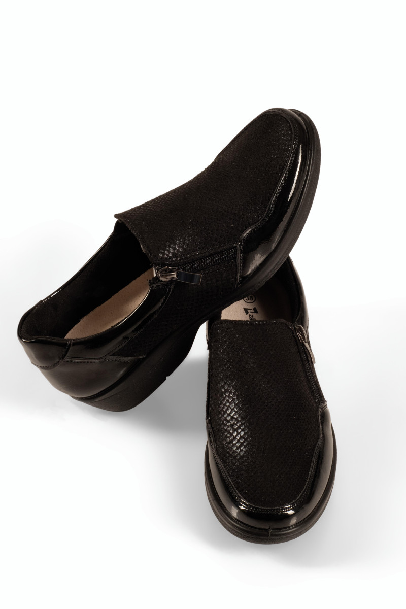 Zak γυναικεία παπούτσια μαύρα slip-on με ανάγλυφη υφή και φερμουάρ