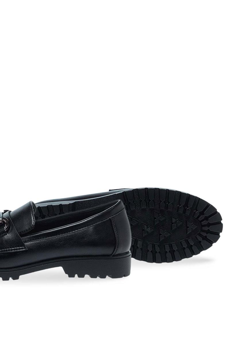 Parex μαύρα γυναικεία loafers με τρακτερωτή σόλα και μεταλλικό διακοσμητικό