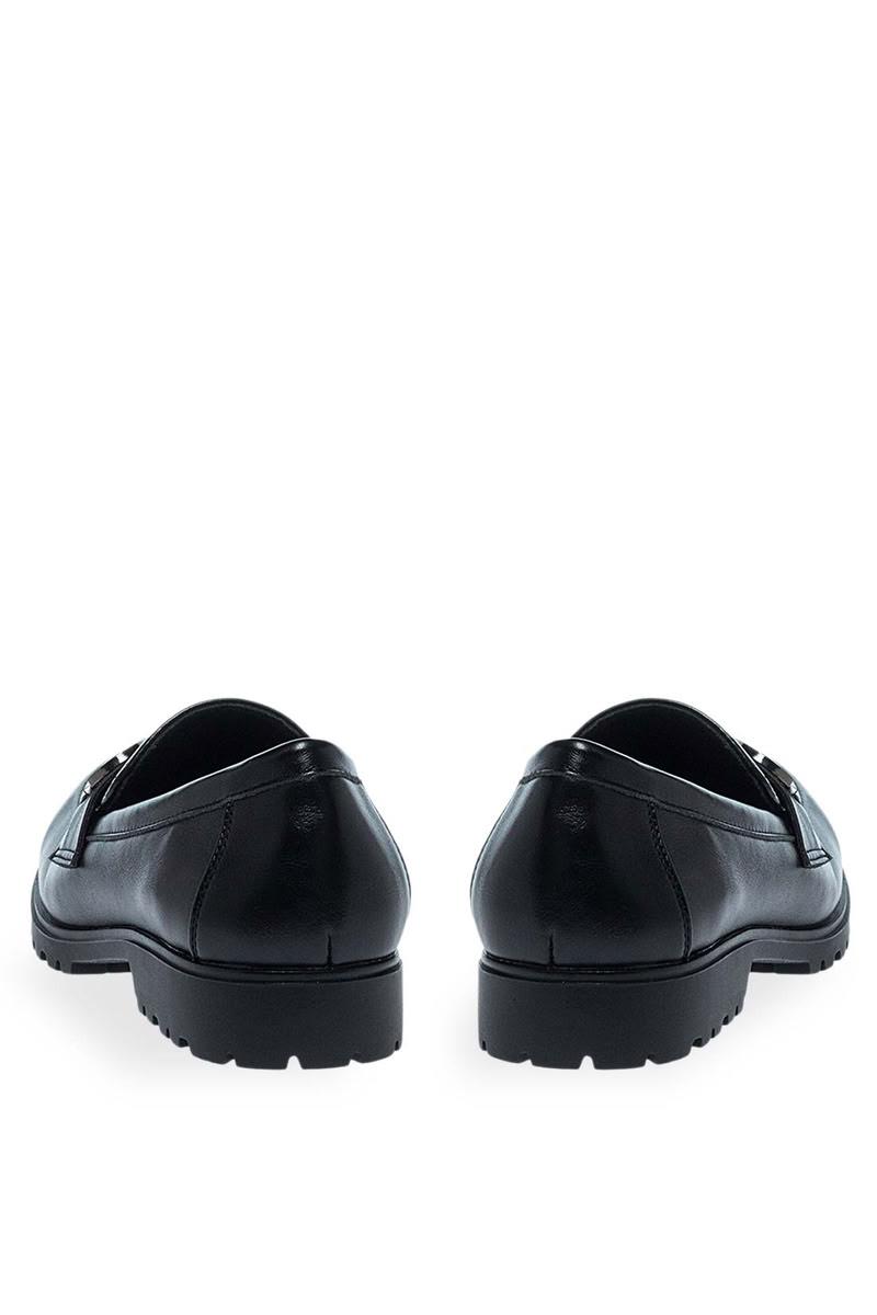 Parex μαύρα γυναικεία loafers με τρακτερωτή σόλα και μεταλλικό διακοσμητικό