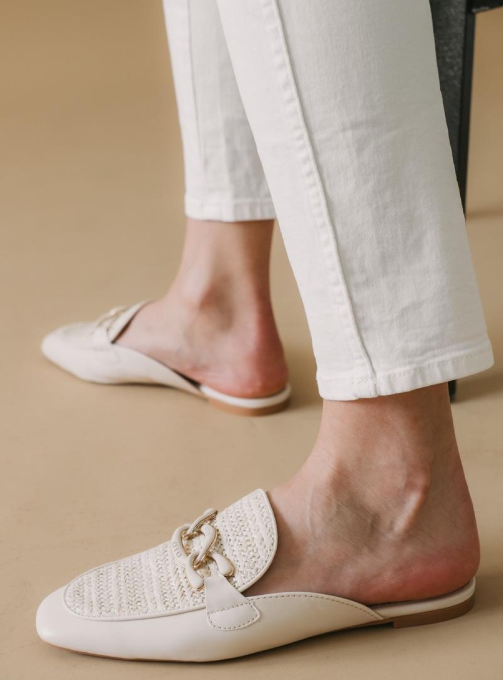 Flat mules με ψάθα και διακοσμητική αλυσίδα 330.F352-L ΜΠΕΖ Flat mules με ψάθα και διακοσμητική αλυσίδα 330.F352-L ΜΠΕΖ