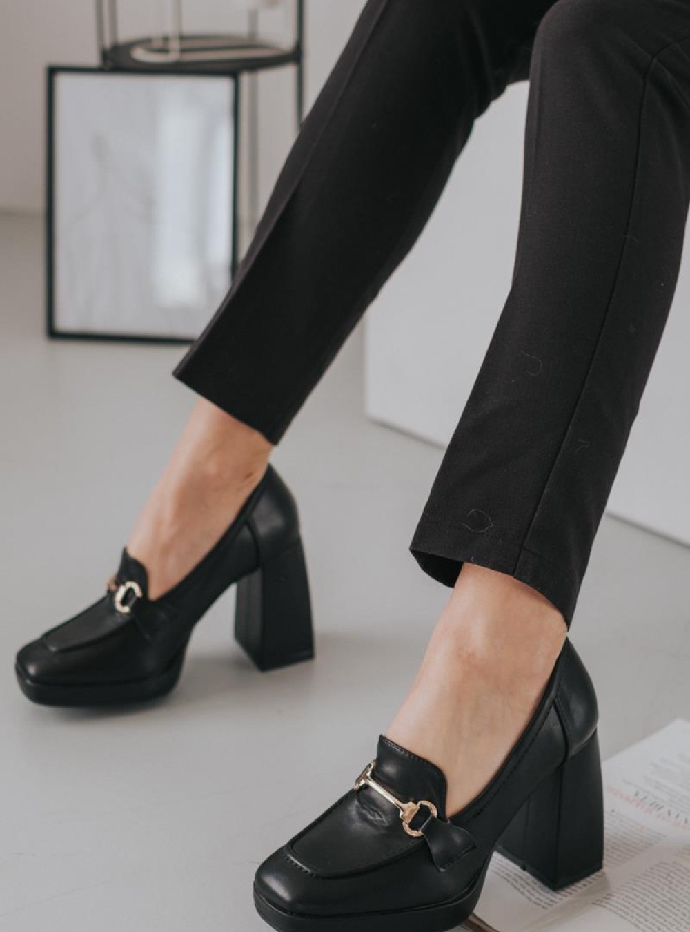 Loafers ψηλοτάκουνα με μεταλλικό διακοσμητικό και φιάπα 330.T2961-L ΜΑΥΡΟ Loafers ψηλοτάκουνα με μεταλλικό διακοσμητικό και φιάπα 330.T2961-L ΜΑΥΡΟ