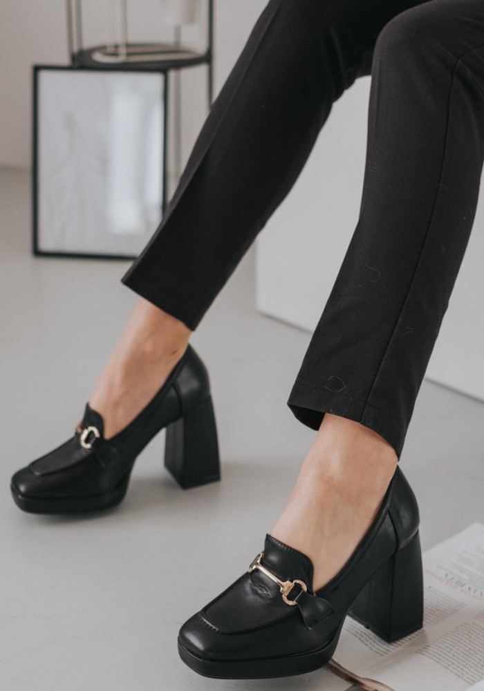 Loafers ψηλοτάκουνα με μεταλλικό διακοσμητικό και φιάπα 330.T2961-L ΜΑΥΡΟ Loafers ψηλοτάκουνα με μεταλλικό διακοσμητικό και φιάπα 330.T2961-L ΜΑΥΡΟ