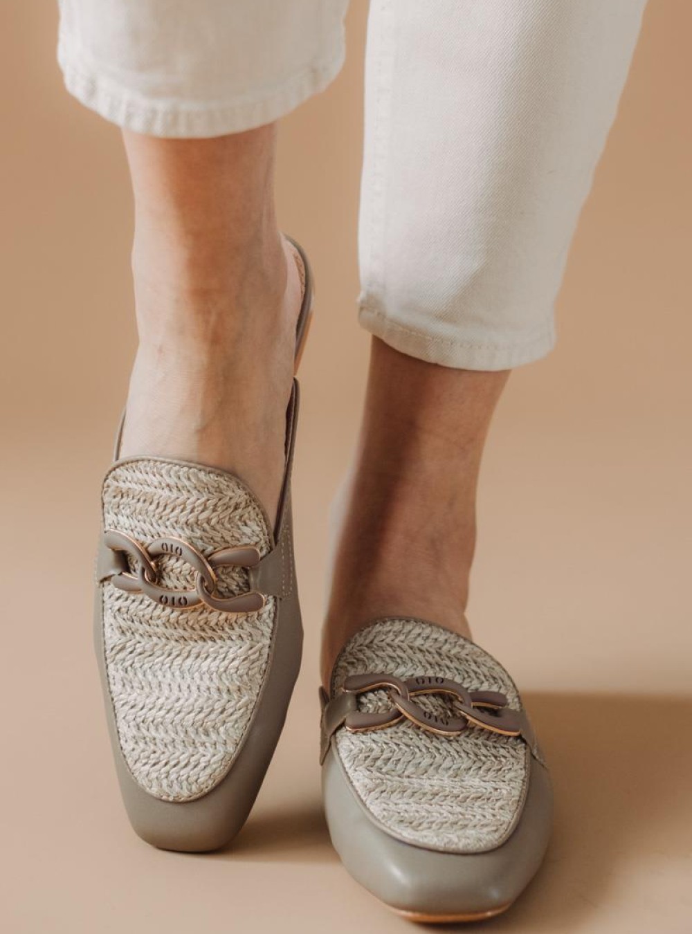Flat mules με ψάθα και διακοσμητική αλυσίδα 330.F352-L ΠΟΥΡΟ Flat mules με ψάθα και διακοσμητική αλυσίδα 330.F352-L ΠΟΥΡΟ