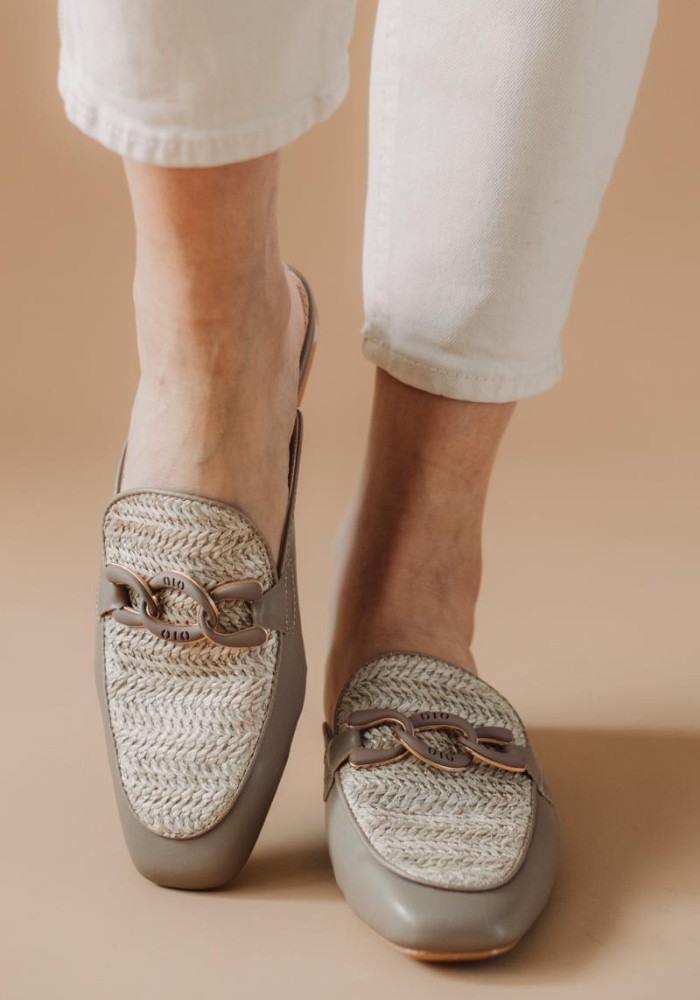 Flat mules με ψάθα και διακοσμητική αλυσίδα 330.F352-L ΠΟΥΡΟ