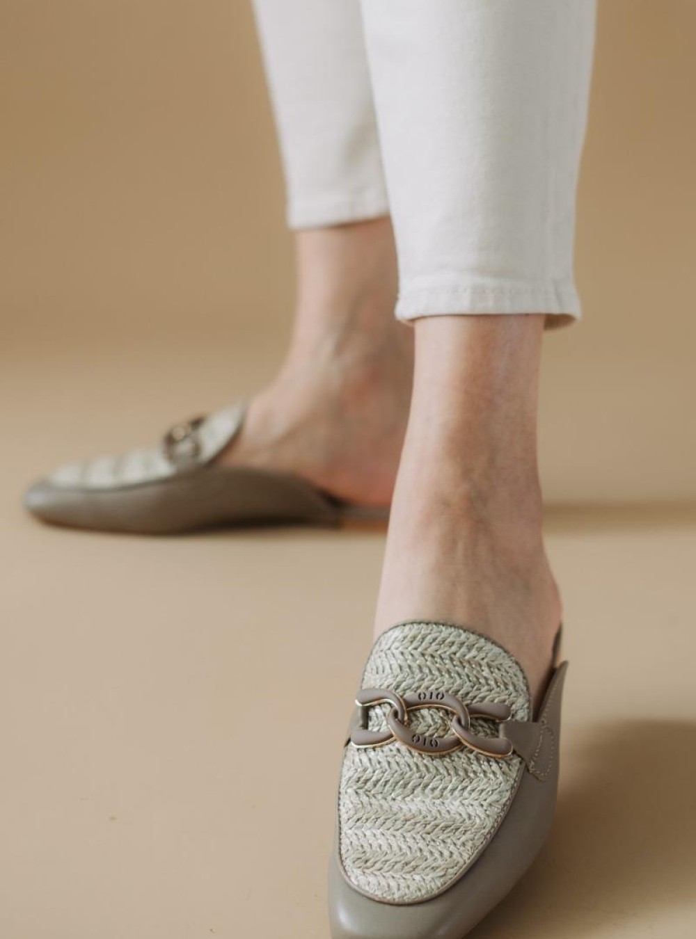 Flat mules με ψάθα και διακοσμητική αλυσίδα 330.F352-L ΠΟΥΡΟ Flat mules με ψάθα και διακοσμητική αλυσίδα 330.F352-L ΠΟΥΡΟ