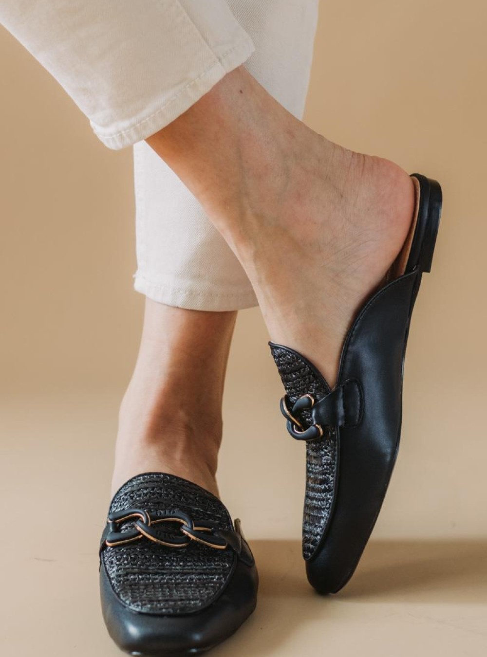 Flat mules με ψάθα και διακοσμητική αλυσίδα 330.F352-L ΜΑΥΡΟ Flat mules με ψάθα και διακοσμητική αλυσίδα 330.F352-L ΜΑΥΡΟ