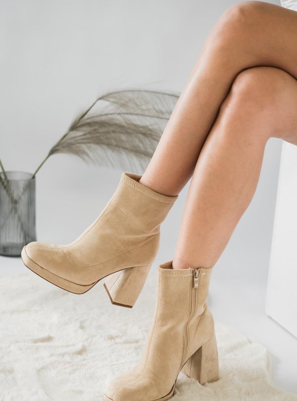 Suede μποτάκι με φιάπα και τετράγωνο τακούνι 330.LL1137-C ΜΠΕΖ Suede μποτάκι με φιάπα και τετράγωνο τακούνι 330.LL1137-C ΜΠΕΖ