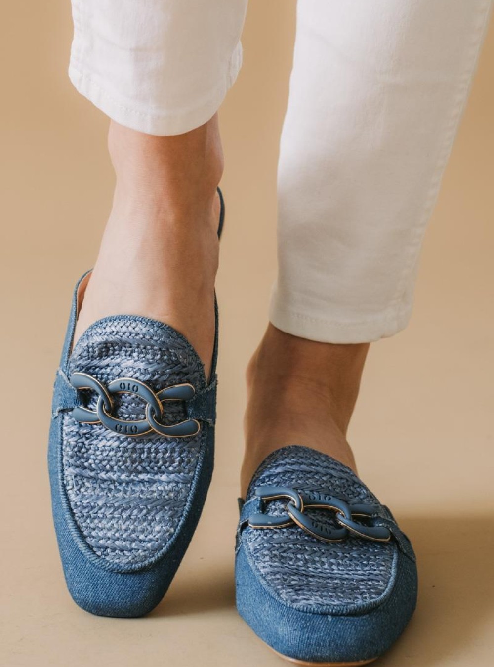Flat mules με ψάθα και διακοσμητική αλυσίδα 330.F352-L JEAN Flat mules με ψάθα και διακοσμητική αλυσίδα 330.F352-L JEAN