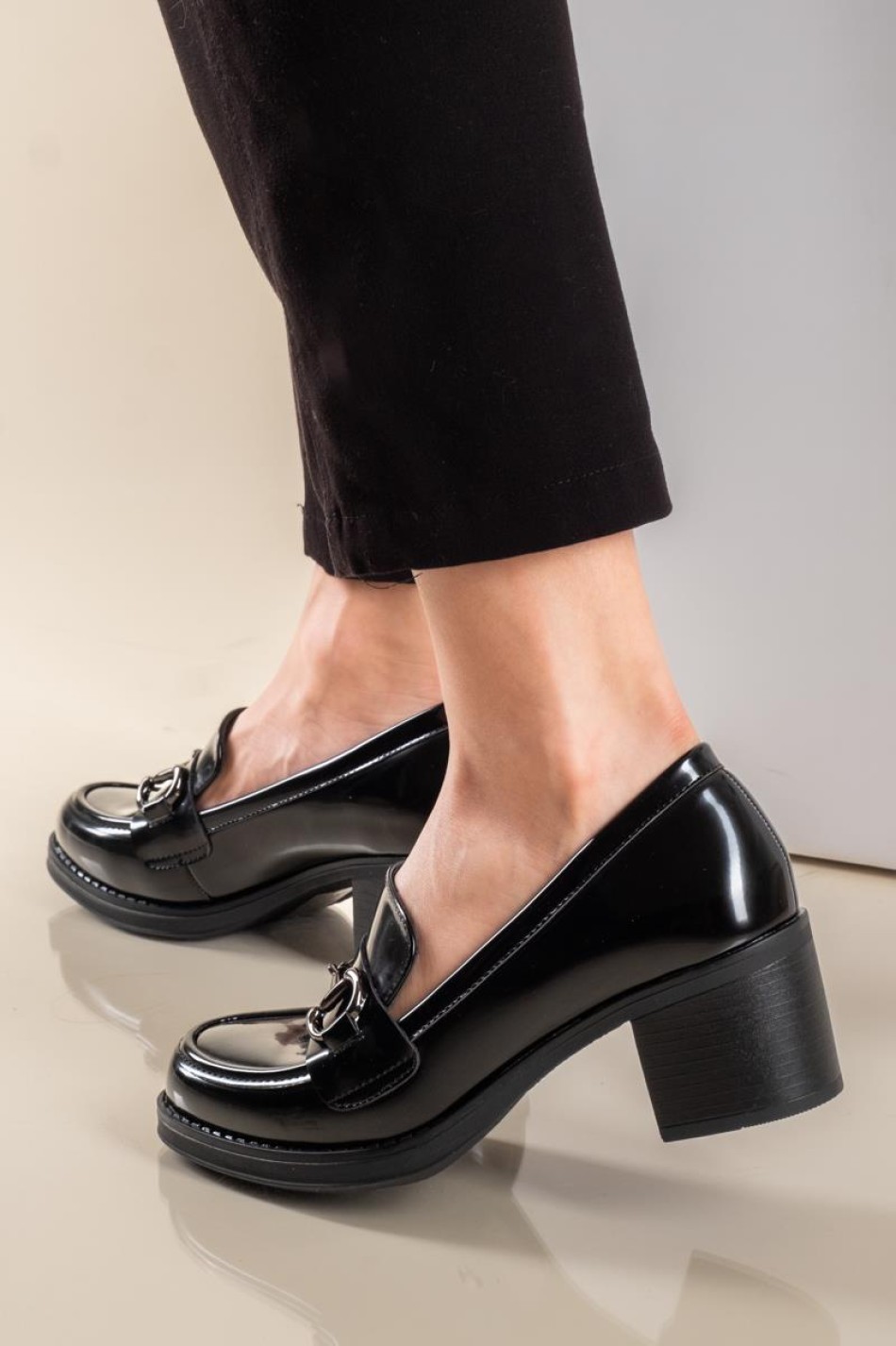 Λουστρίνι Heeled loafers με διακοσμητική αλυσίδα 431.JSZ94-LU ΜΑΥΡΟ