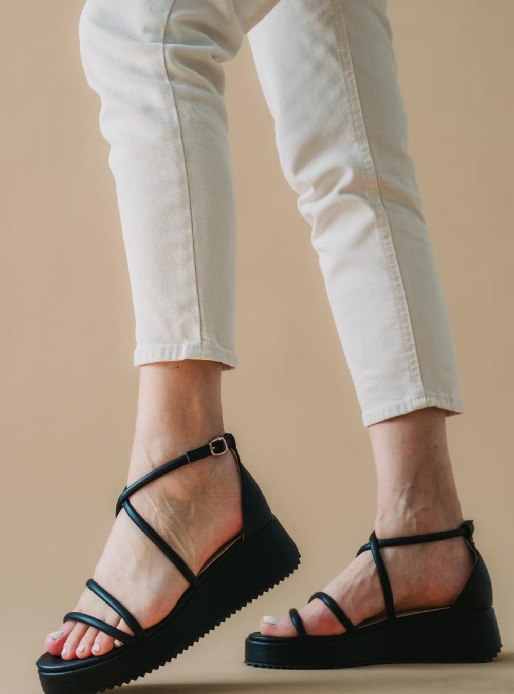 Flatforms με πολλαπλά λουράκια 413.Z108-L ΜΑΥΡΟ Flatforms με πολλαπλά λουράκια 413.Z108-L ΜΑΥΡΟ