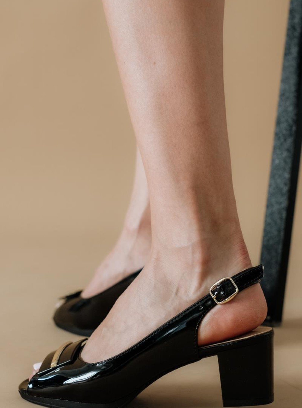 Peep-toe γόβες λουστρίνι με διακοσμητικό 432.8832-L ΜΑΥΡΟ Peep-toe γόβες λουστρίνι με διακοσμητικό 432.8832-L ΜΑΥΡΟ