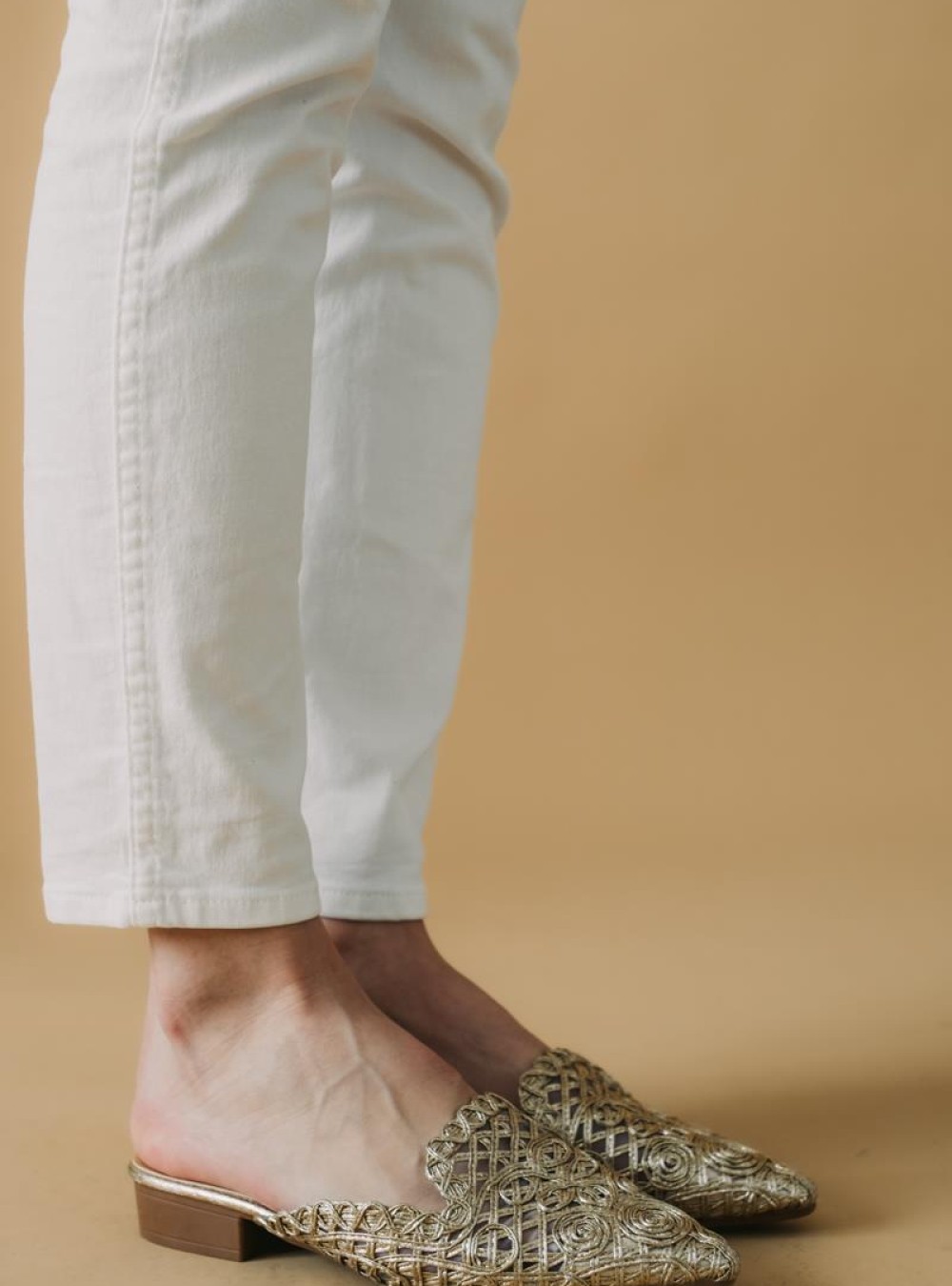 Flat mules με πλεκτό διάτρητο σχέδιο από ψάθα 330.UD6-56-F ΧΡΥΣΟ Flat mules με πλεκτό διάτρητο σχέδιο από ψάθα 330.UD6-56-F ΧΡΥΣΟ
