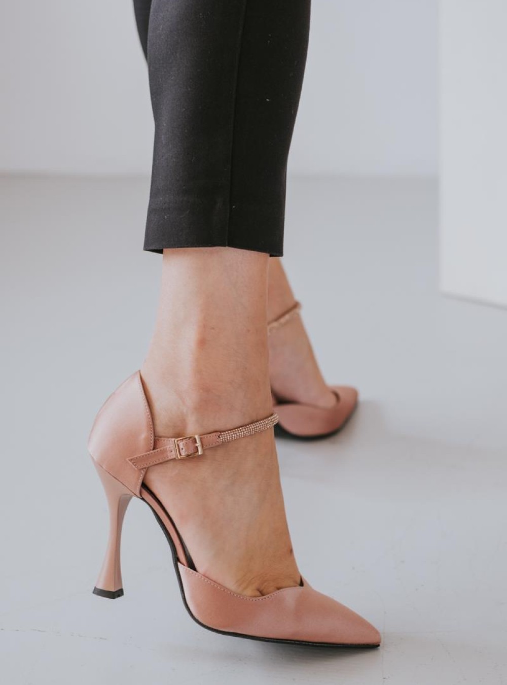 Σατέν γόβες με μπαρέτα με στρας 377.0920-SA NUDE Σατέν γόβες με μπαρέτα με στρας 377.0920-SA NUDE