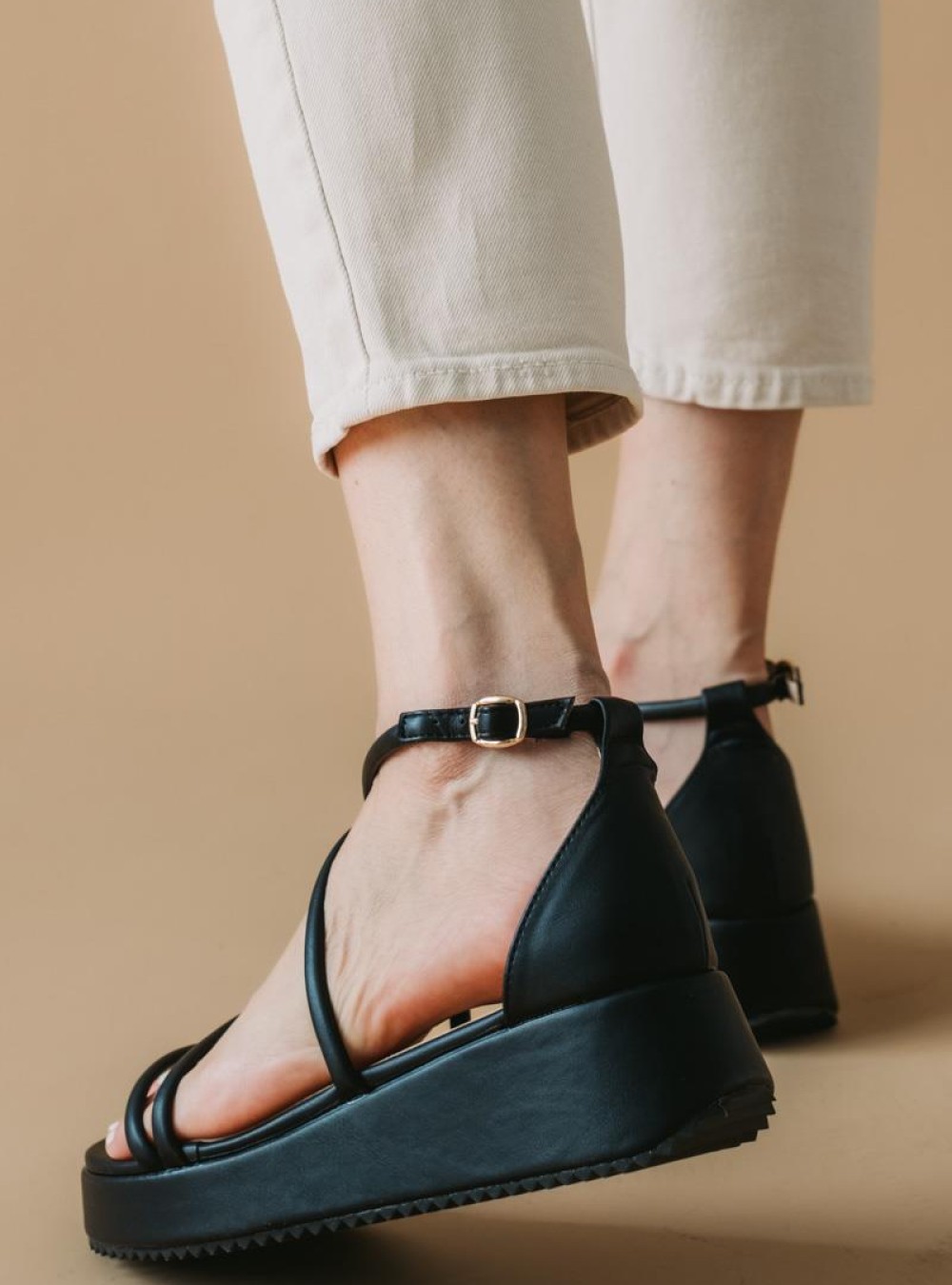 Flatforms με πολλαπλά λουράκια 413.Z108-L ΜΑΥΡΟ Flatforms με πολλαπλά λουράκια 413.Z108-L ΜΑΥΡΟ