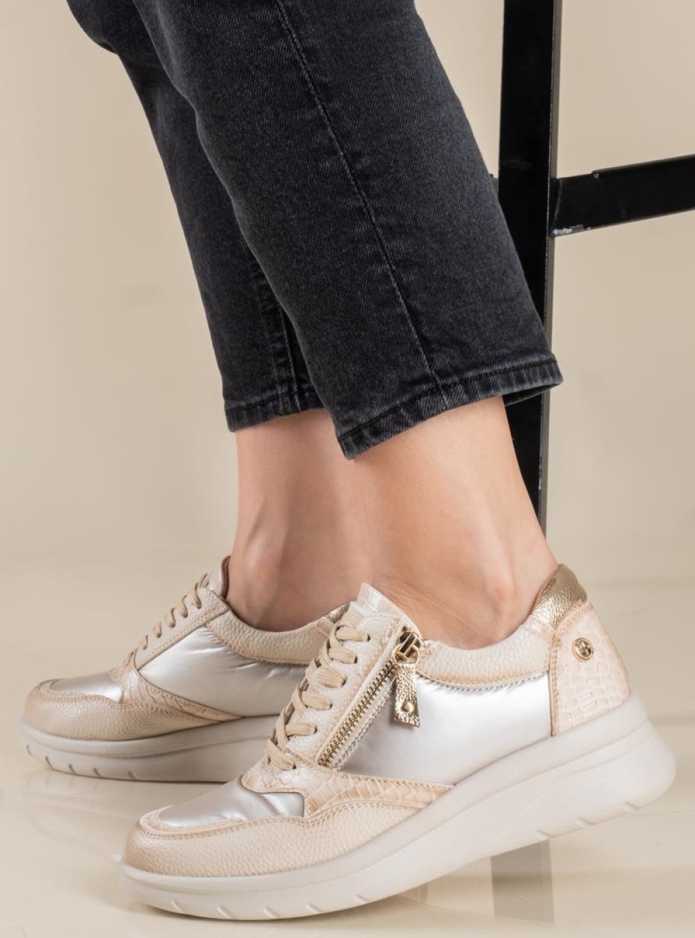 Xti sneaker με φερμουάρ στο πλάι 395.143201-L ΜΠΕΖ Xti sneaker με φερμουάρ στο πλάι 395.143201-L ΜΠΕΖ