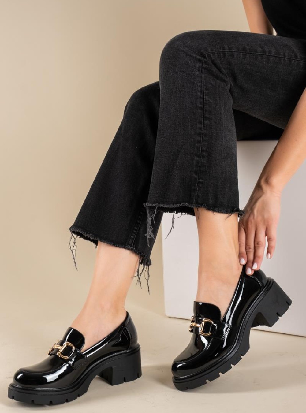 Chunky loafers λουστρίνι με χρυσή αγκράφα 425.Q8708-LU ΜΑΥΡΟ Chunky loafers λουστρίνι με χρυσή αγκράφα 425.Q8708-LU ΜΑΥΡΟ