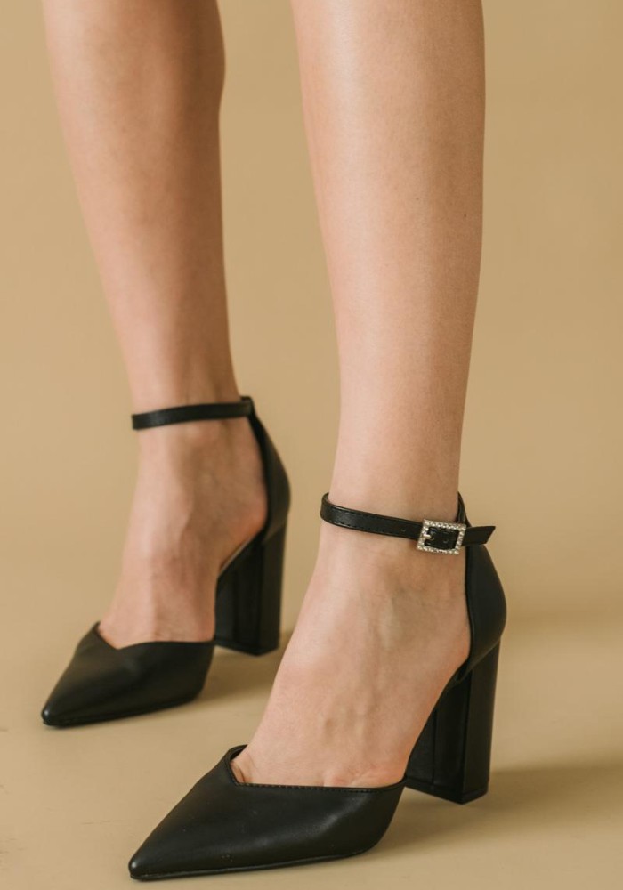 Γόβες μυτερές με σχέδιο V και ankle strap 330.LL1195-L ΜΑΥΡΟ