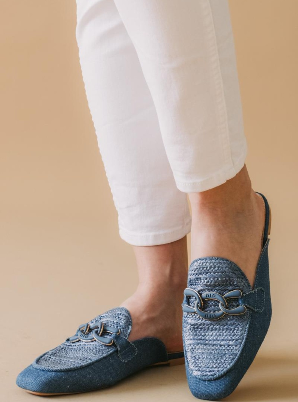 Flat mules με ψάθα και διακοσμητική αλυσίδα 330.F352-L JEAN Flat mules με ψάθα και διακοσμητική αλυσίδα 330.F352-L JEAN