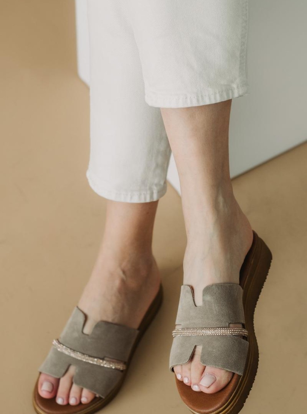 Suede flatform με φάσα με Η κόψιμο 330.1001441-C ΜΠΕΖ Suede flatform με φάσα με Η κόψιμο 330.1001441-C ΜΠΕΖ