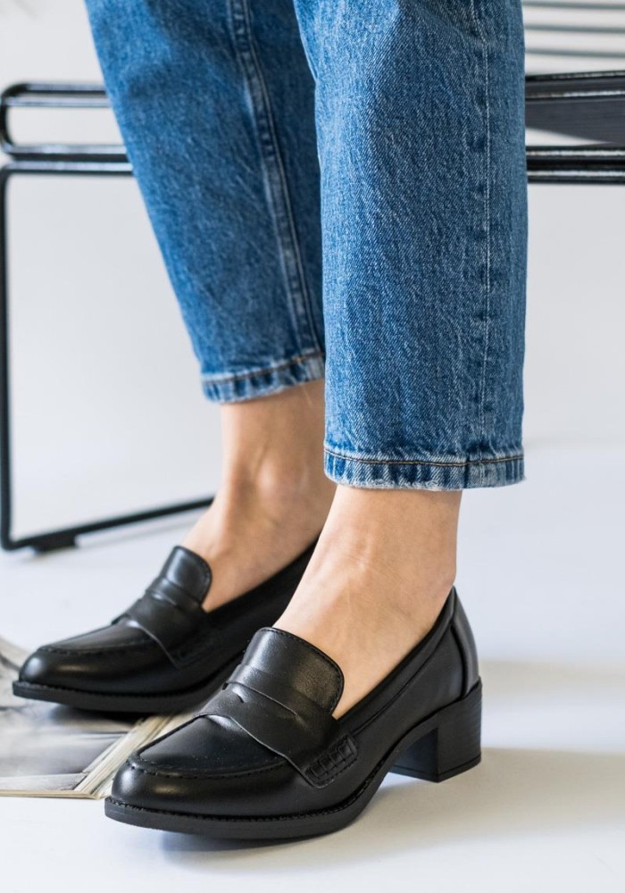 Loafers με τακούνι και matte υφή 396.D2731-L ΜΑΥΡΟ