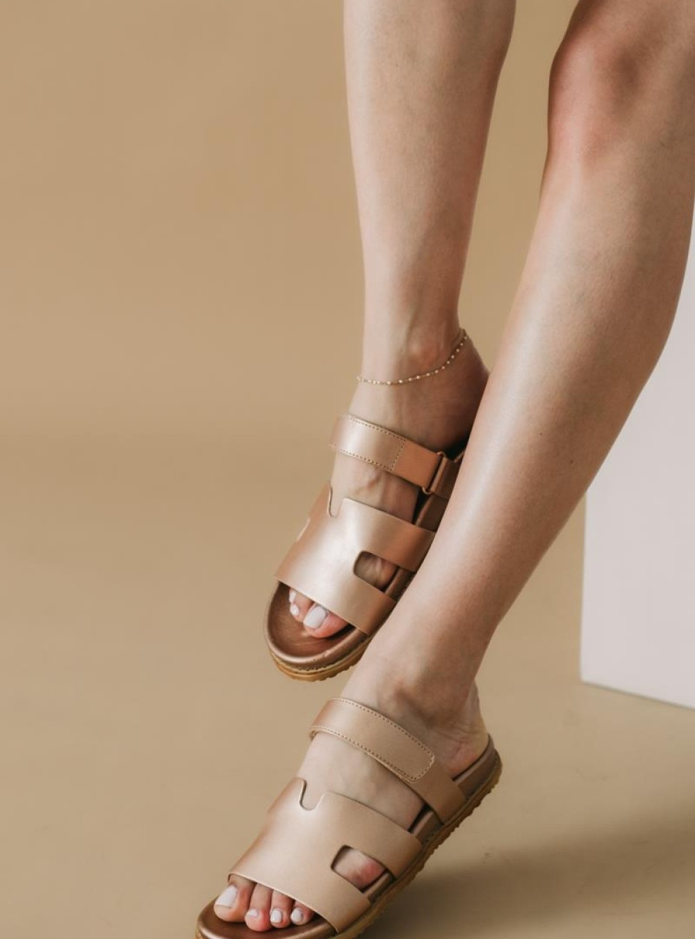 Flatforms με φάσα σε σχήμα Η και ρυθμιζόμενο λουράκι 431.Z65-L ΜΠΡΟΝΖΕ Flatforms με φάσα σε σχήμα Η και ρυθμιζόμενο λουράκι 431.Z65-L ΜΠΡΟΝΖΕ