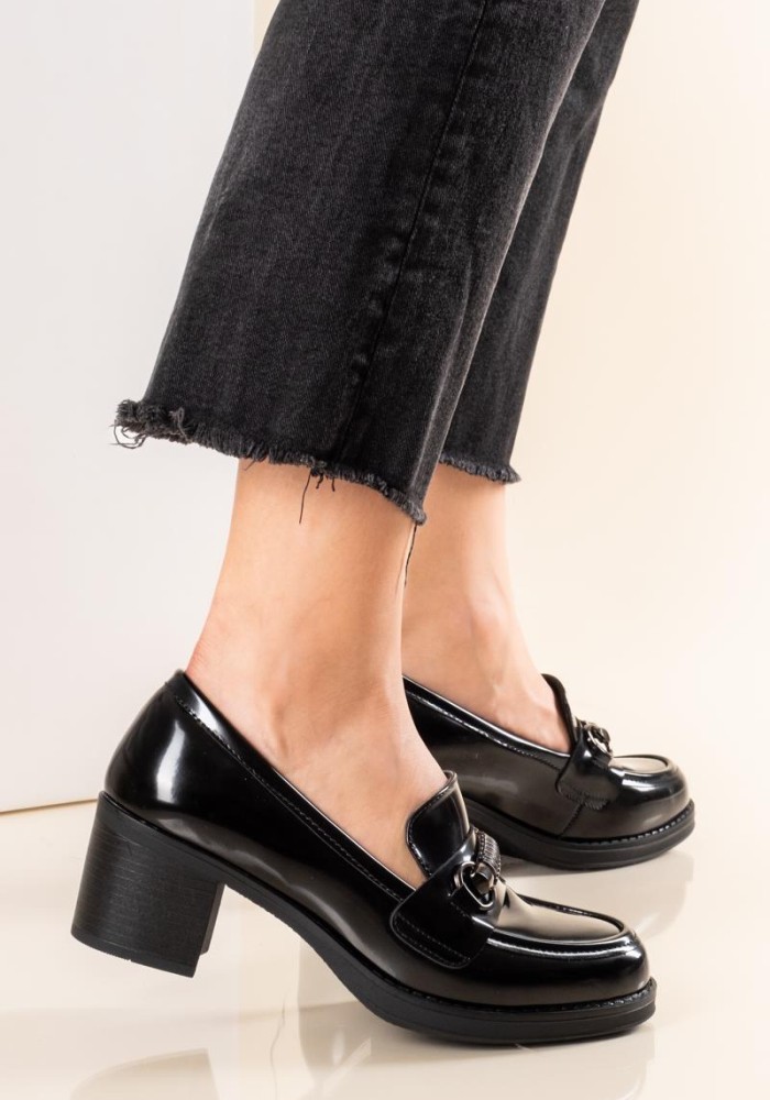 Heeled loafers με διακοσμητική αλυσίδα 431.JSZ93-L ΜΑΥΡΟ Heeled loafers με διακοσμητική αλυσίδα 431.JSZ93-L ΜΑΥΡΟ