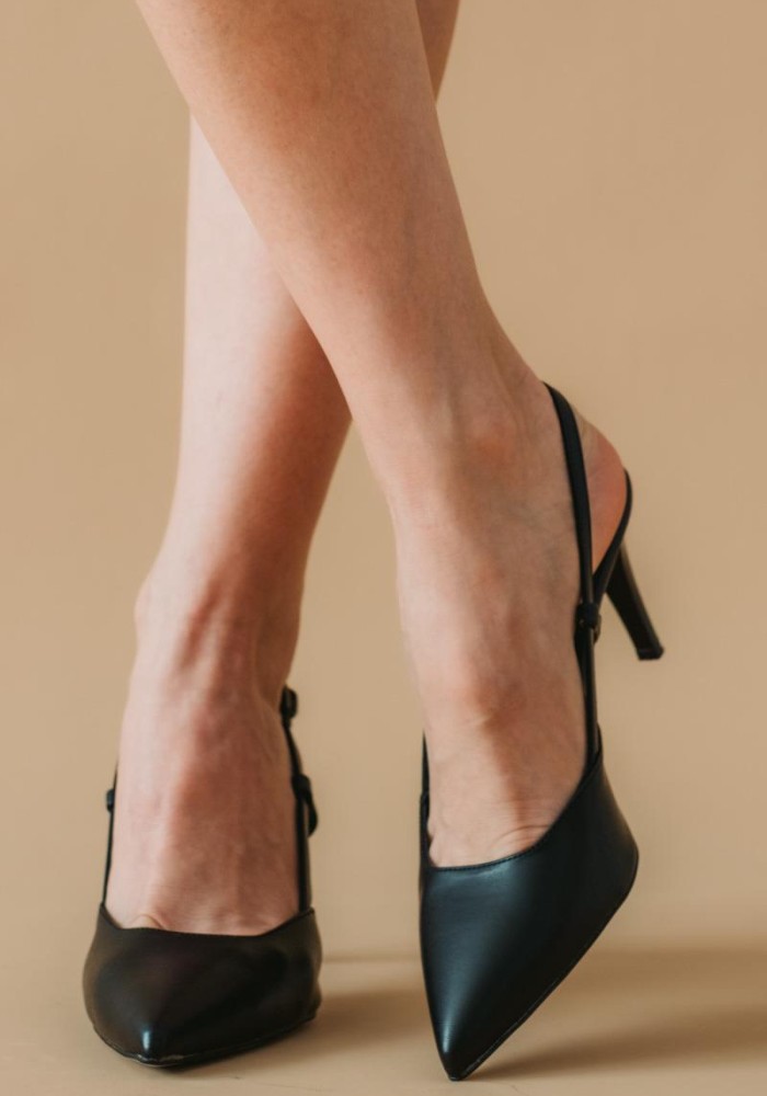 Slingback γόβες με λουράκι με δέσιμο στο πλάι 013.860-L ΜΑΥΡΟ