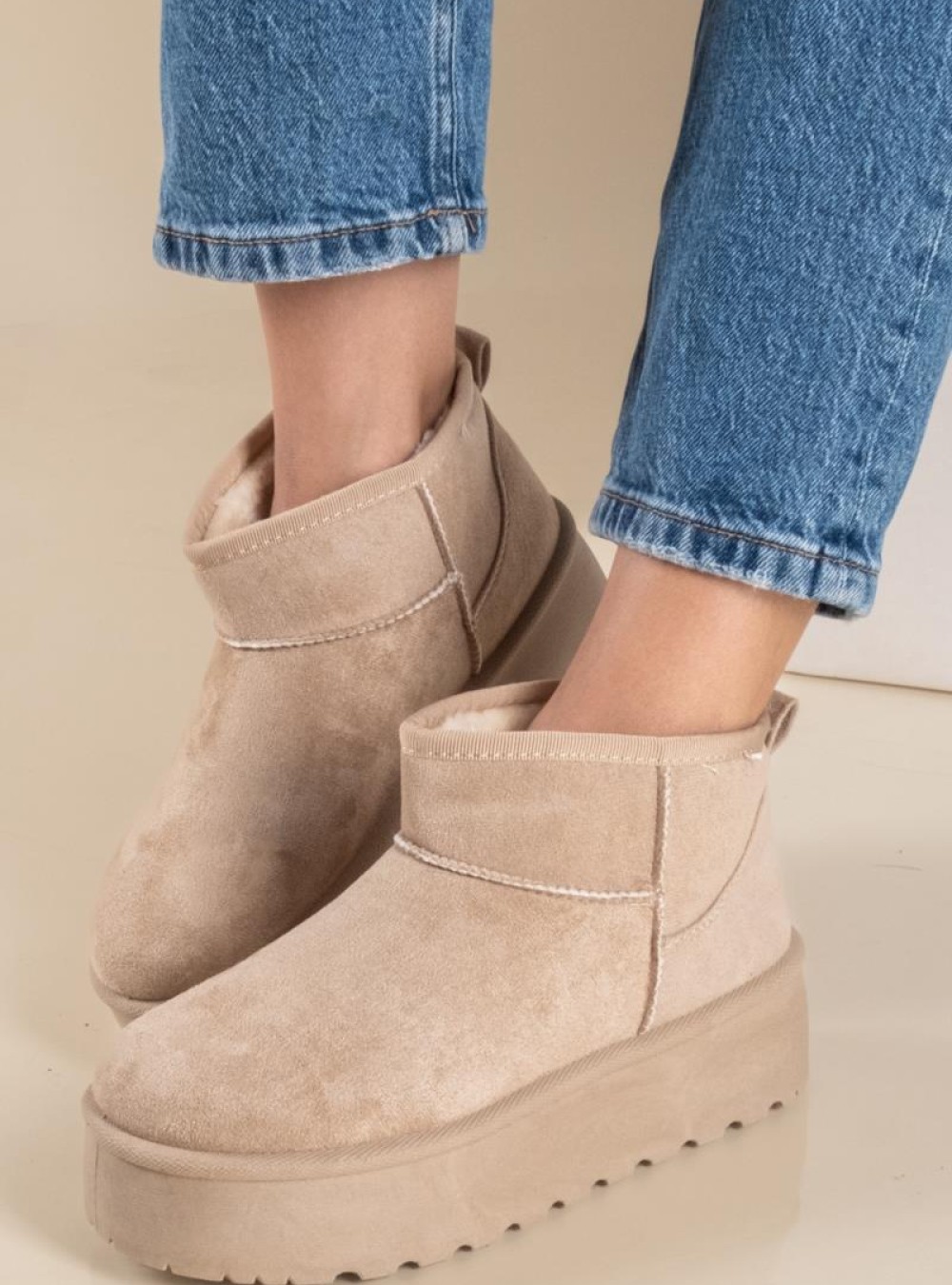 Suede μποτάκι με διπλή σόλα και εσωτερική γούνα 431.OX2311-C ΜΠΕΖ Suede μποτάκι με διπλή σόλα και εσωτερική γούνα 431.OX2311-C ΜΠΕΖ