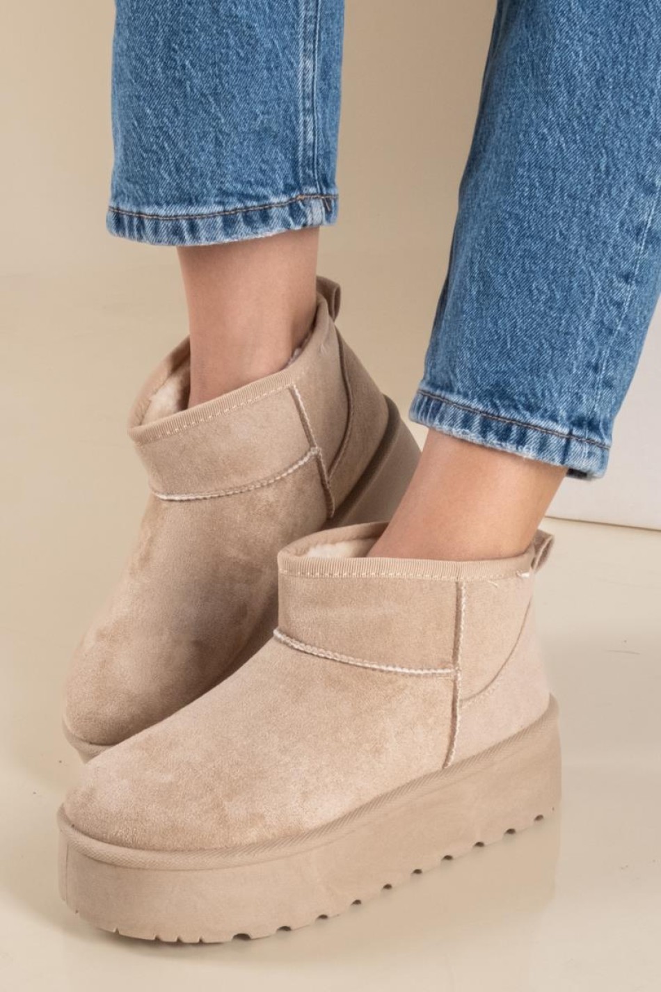 Suede μποτάκι με διπλή σόλα και εσωτερική γούνα 431.OX2311-C ΜΠΕΖ Suede μποτάκι με διπλή σόλα και εσωτερική γούνα 431.OX2311-C ΜΠΕΖ