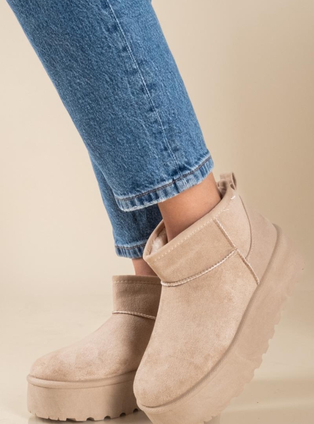 Suede μποτάκι με διπλή σόλα και εσωτερική γούνα 431.OX2311-C ΜΠΕΖ Suede μποτάκι με διπλή σόλα και εσωτερική γούνα 431.OX2311-C ΜΠΕΖ