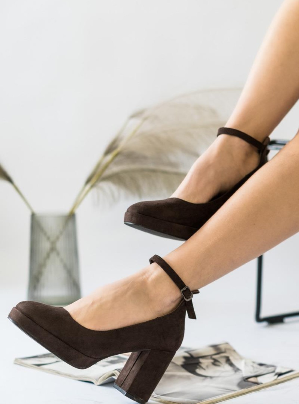 Suede γόβες με μπαρέτα και φιάπα 330.LL1392-C ΚΑΦΕ Suede γόβες με μπαρέτα και φιάπα 330.LL1392-C ΚΑΦΕ