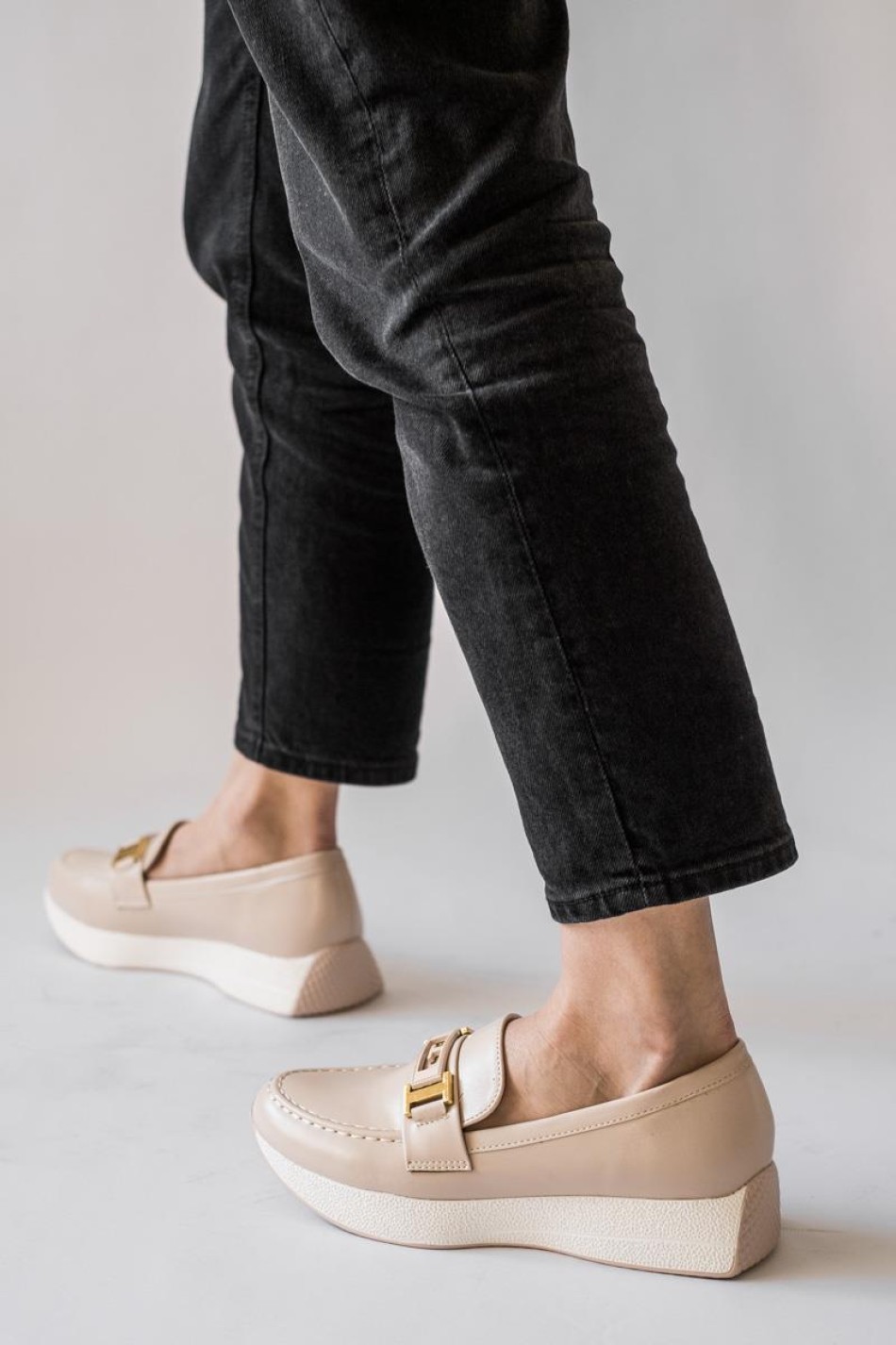 Ματ loafers με διακοσμητική αγκράφα 330.LL1476-L ΜΠΕΖ Ματ loafers με διακοσμητική αγκράφα 330.LL1476-L ΜΠΕΖ