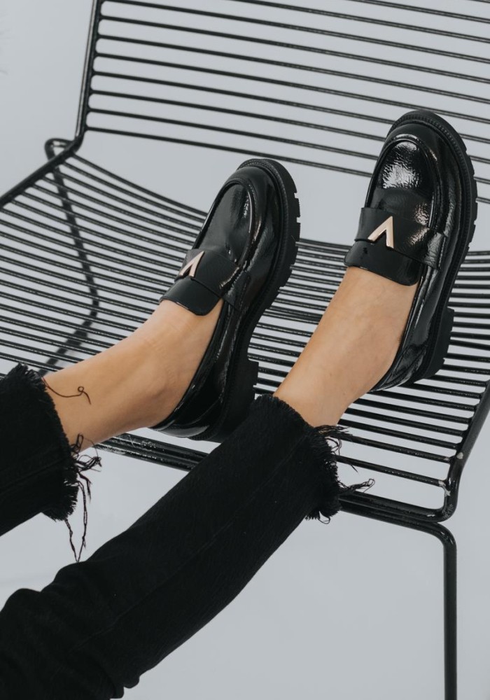 ADAMS Loafers λουστρίνι με διακοσμητικό V 004.848-23527-LU ΜΑΥΡΟ