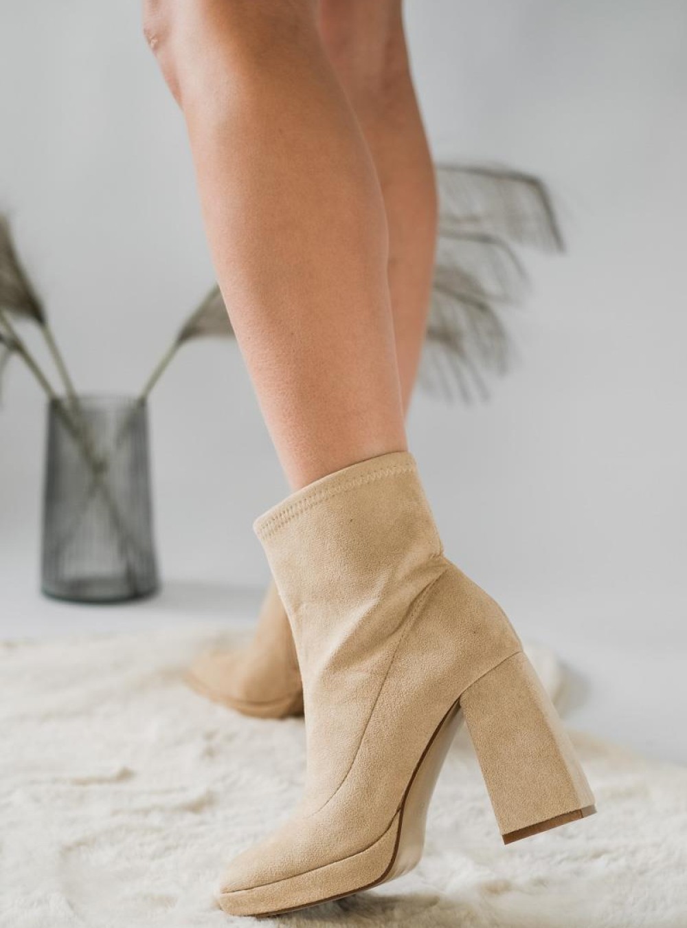 Suede μποτάκι με φιάπα και τετράγωνο τακούνι 330.LL1137-C ΜΠΕΖ Suede μποτάκι με φιάπα και τετράγωνο τακούνι 330.LL1137-C ΜΠΕΖ