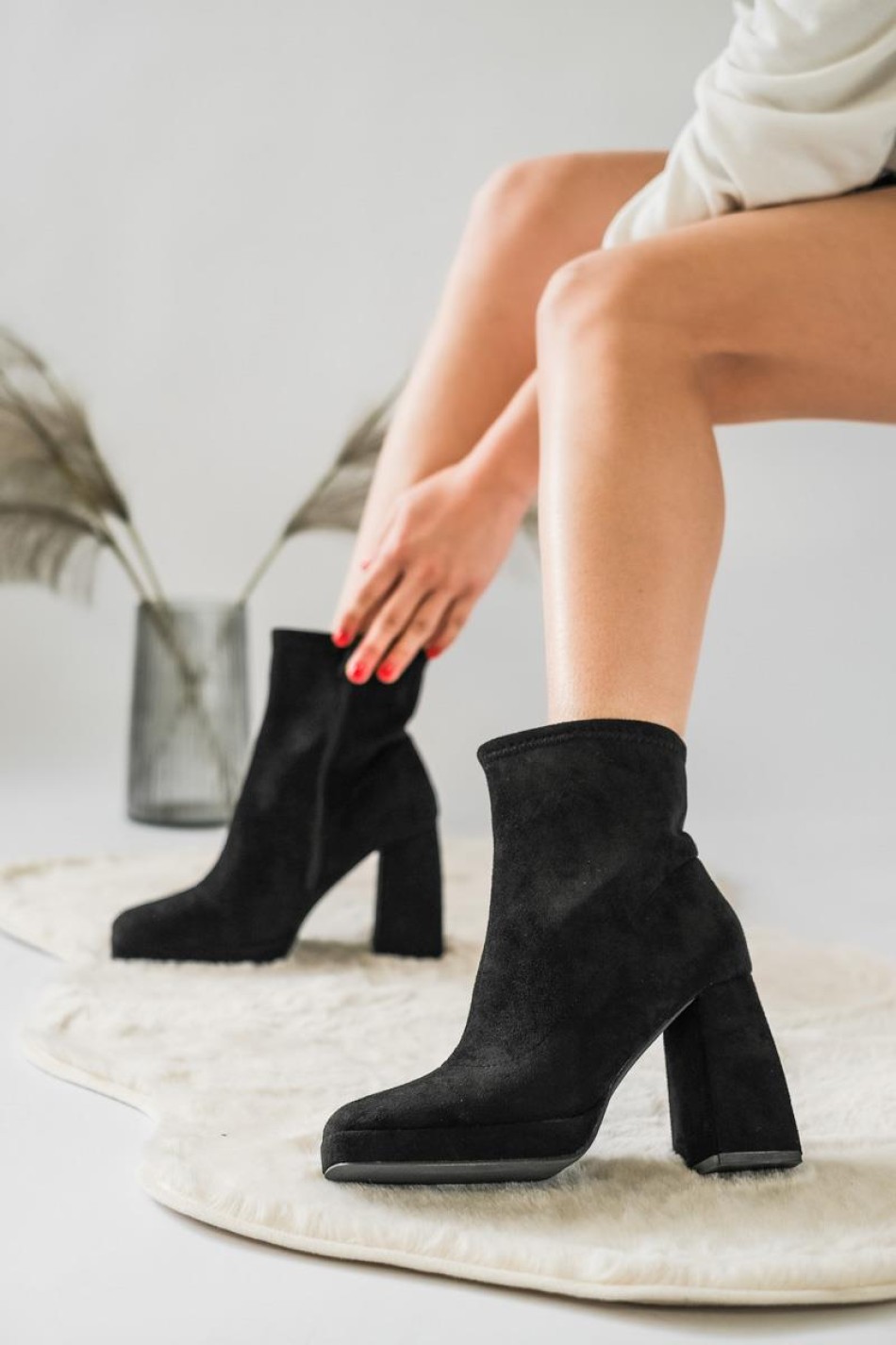Suede μποτάκι με φιάπα και τετράγωνο τακούνι 330.LL1137-C ΜΑΥΡΟ Suede μποτάκι με φιάπα και τετράγωνο τακούνι 330.LL1137-C ΜΑΥΡΟ