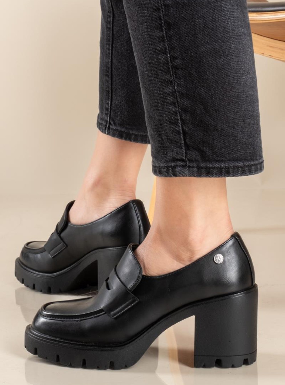 XTI loafers με αντιολησθιτική σόλα 395.143301-L ΜΑΥΡΟ XTI loafers με αντιολησθιτική σόλα 395.143301-L ΜΑΥΡΟ