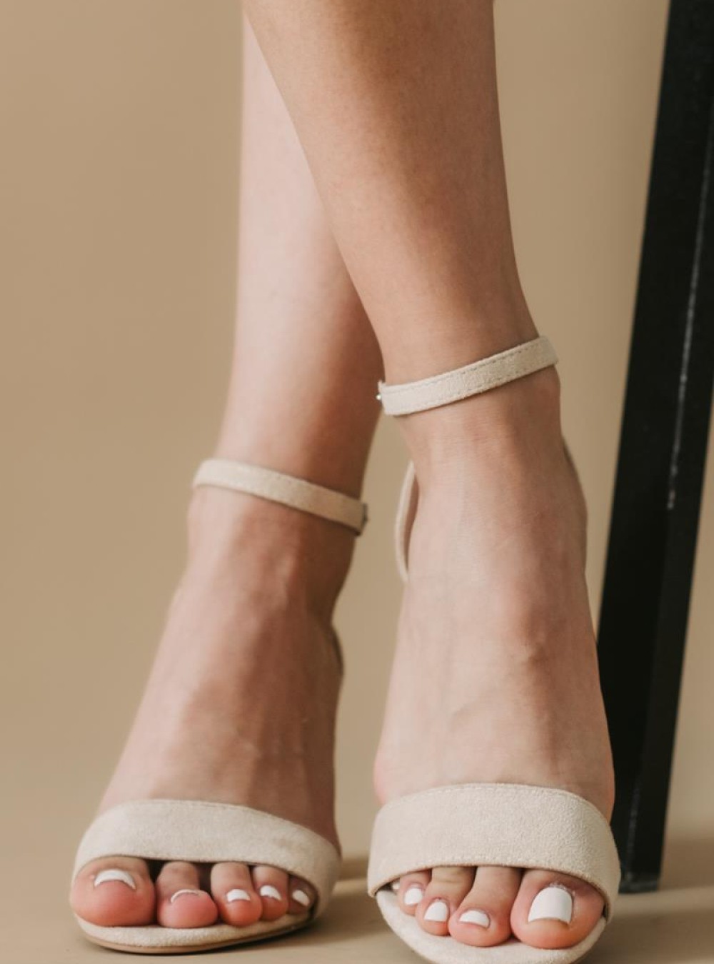 Suede πέδιλα με φάσα και μπαρέτα 416.LL1181-C ΜΠΕΖ Suede πέδιλα με φάσα και μπαρέτα 416.LL1181-C ΜΠΕΖ