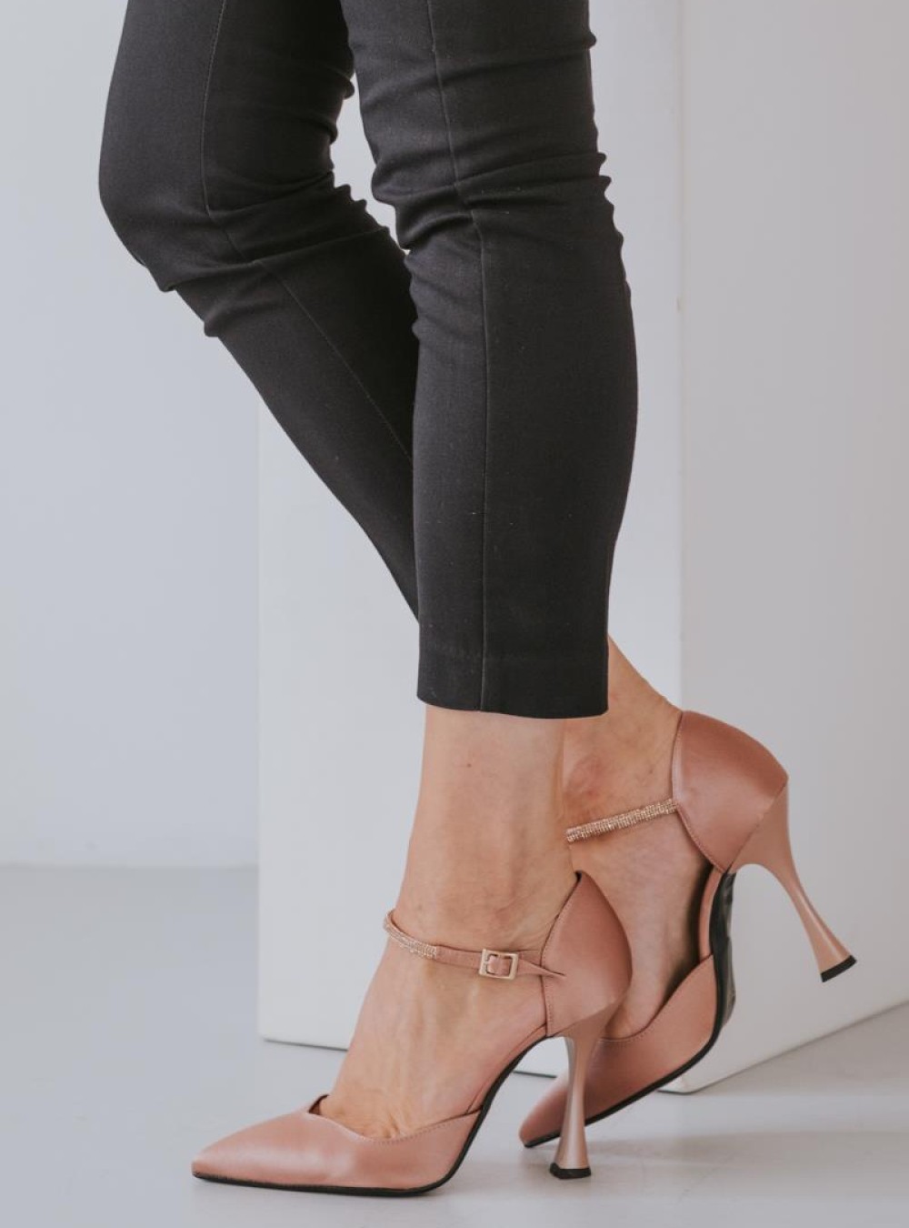 Σατέν γόβες με μπαρέτα με στρας 377.0920-SA NUDE Σατέν γόβες με μπαρέτα με στρας 377.0920-SA NUDE