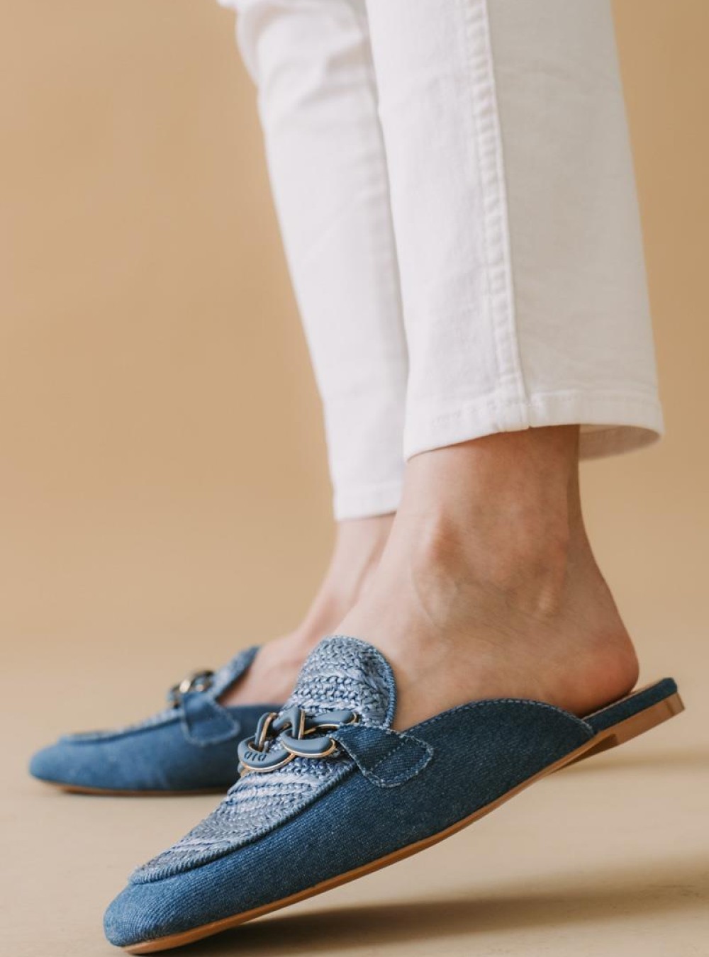 Flat mules με ψάθα και διακοσμητική αλυσίδα 330.F352-L JEAN Flat mules με ψάθα και διακοσμητική αλυσίδα 330.F352-L JEAN