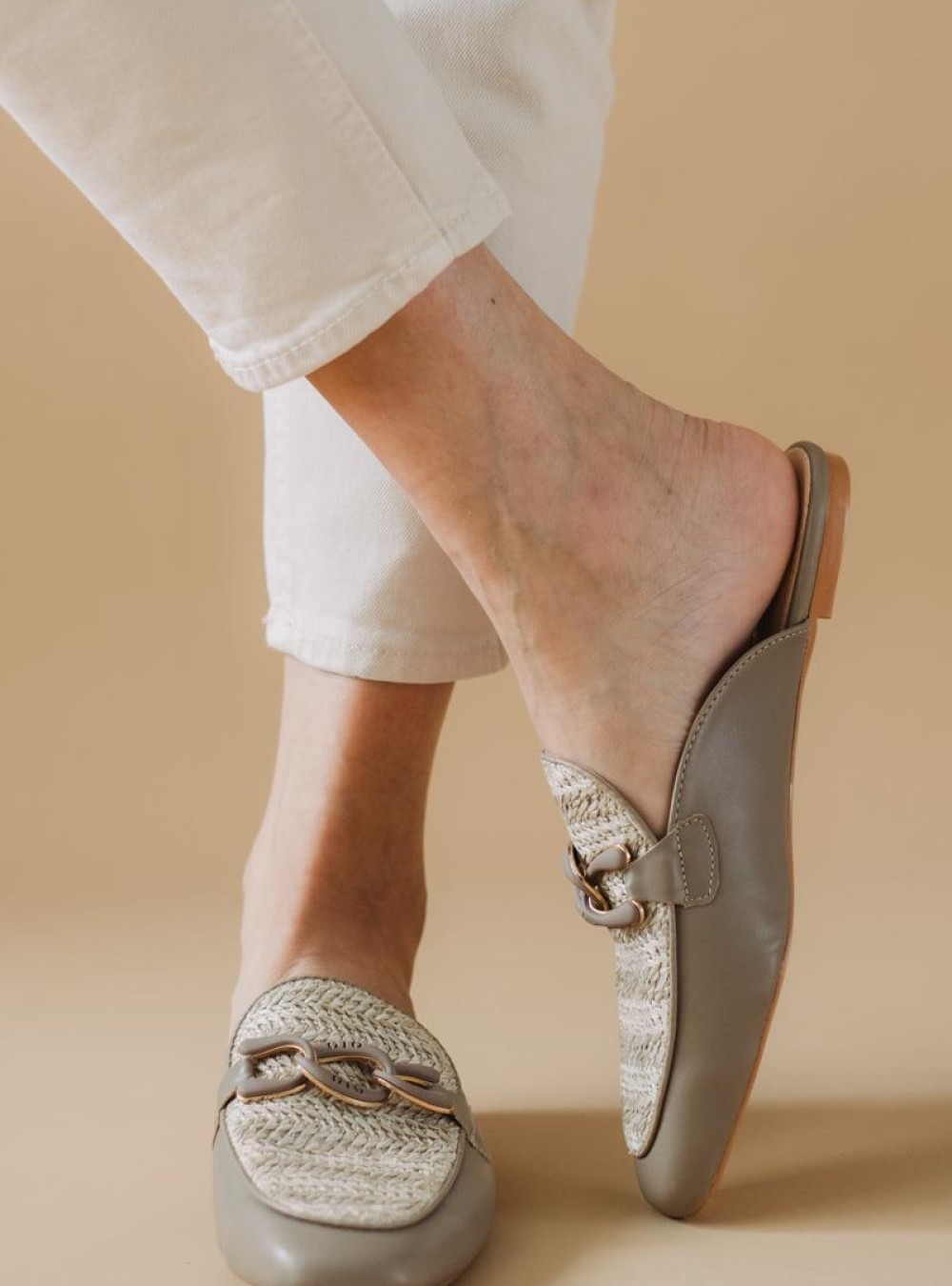 Flat mules με ψάθα και διακοσμητική αλυσίδα 330.F352-L ΠΟΥΡΟ Flat mules με ψάθα και διακοσμητική αλυσίδα 330.F352-L ΠΟΥΡΟ
