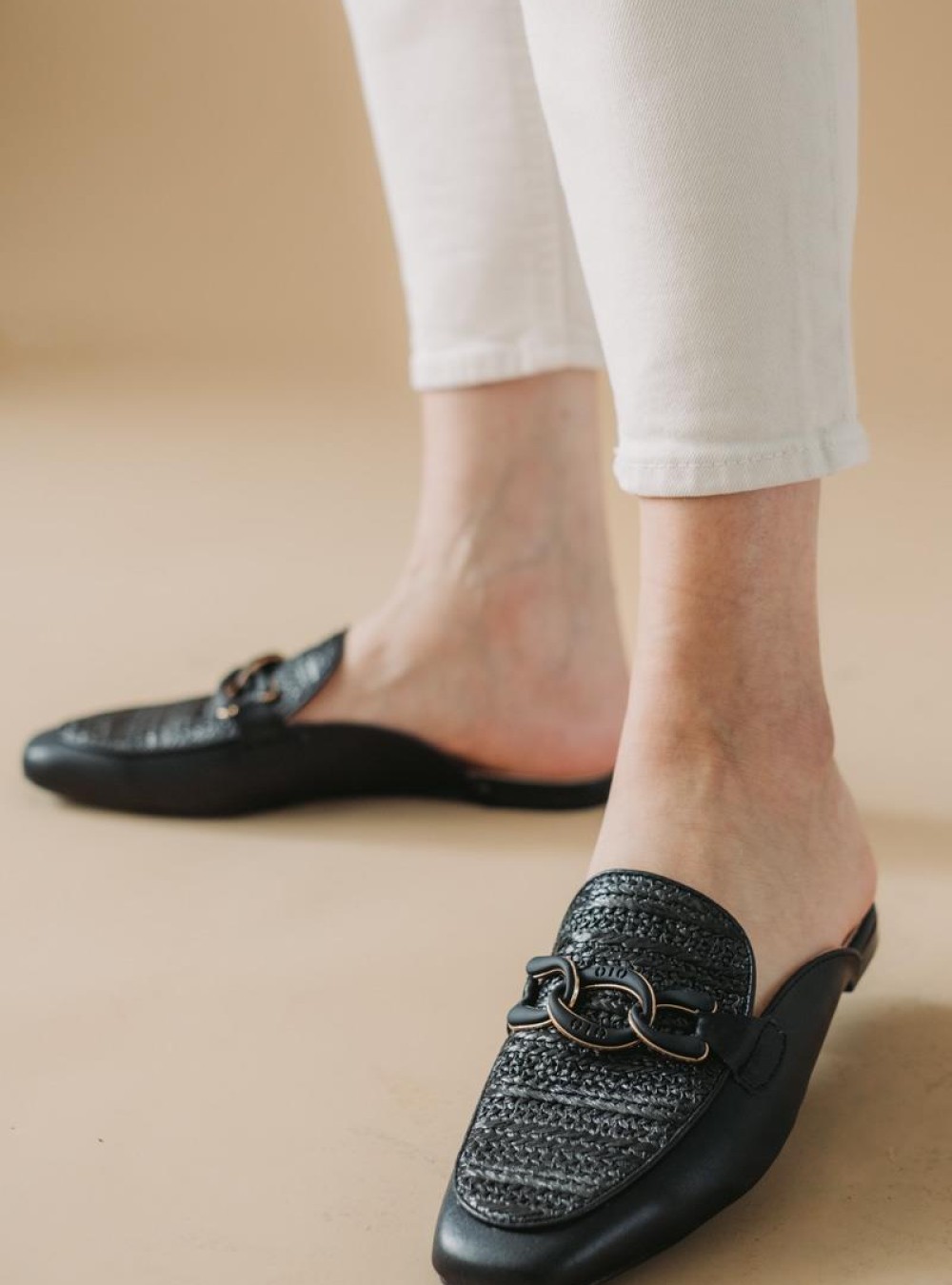 Flat mules με ψάθα και διακοσμητική αλυσίδα 330.F352-L ΜΑΥΡΟ Flat mules με ψάθα και διακοσμητική αλυσίδα 330.F352-L ΜΑΥΡΟ