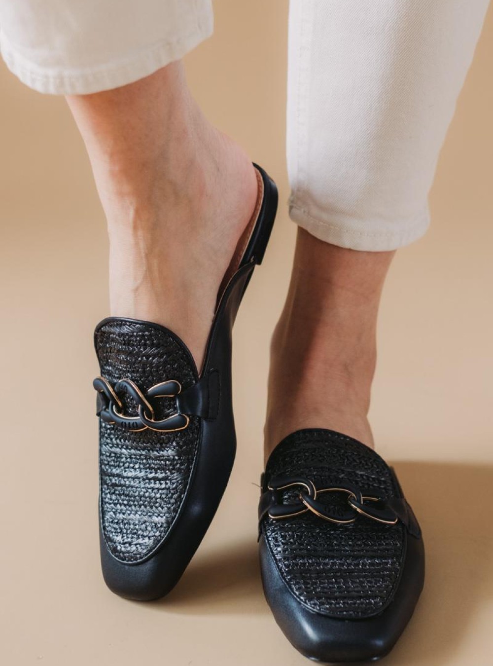 Flat mules με ψάθα και διακοσμητική αλυσίδα 330.F352-L ΜΑΥΡΟ Flat mules με ψάθα και διακοσμητική αλυσίδα 330.F352-L ΜΑΥΡΟ