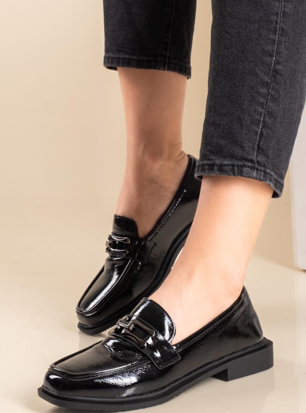 Adams λουστρίνι loafers με μεταλλικό διακοσμητικό 004.911-24505-L ΜΑΥΡΟ Adams λουστρίνι loafers με μεταλλικό διακοσμητικό 004.911-24505-L ΜΑΥΡΟ