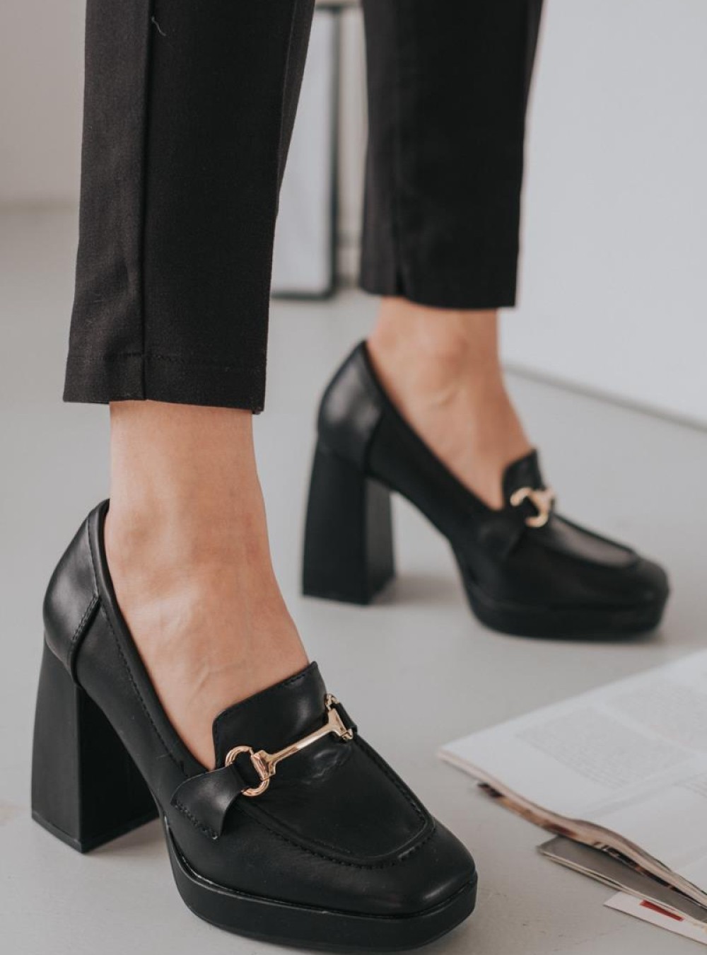 Loafers ψηλοτάκουνα με μεταλλικό διακοσμητικό και φιάπα 330.T2961-L ΜΑΥΡΟ Loafers ψηλοτάκουνα με μεταλλικό διακοσμητικό και φιάπα 330.T2961-L ΜΑΥΡΟ
