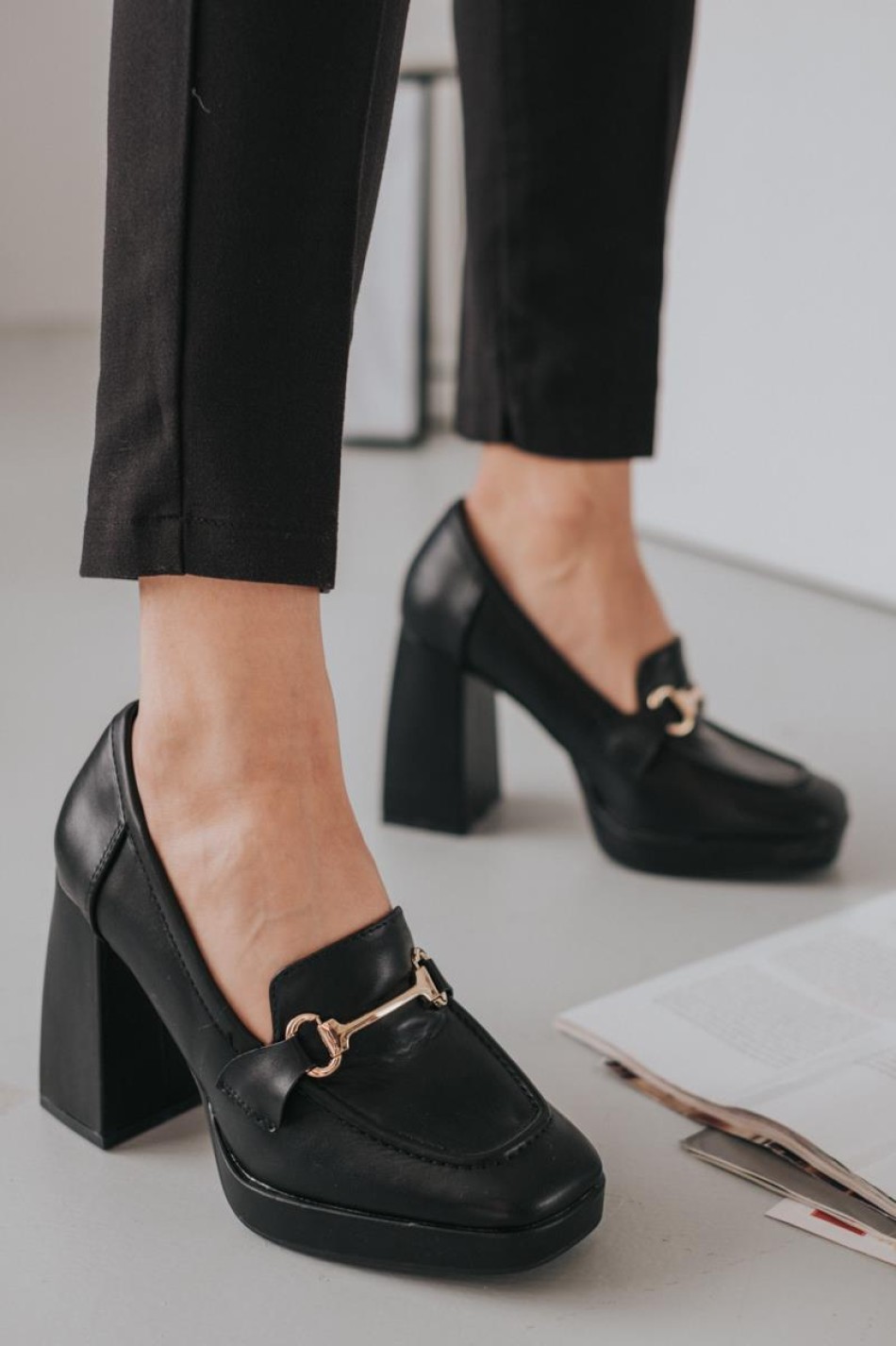 Loafers ψηλοτάκουνα με μεταλλικό διακοσμητικό και φιάπα 330.T2961-L ΜΑΥΡΟ Loafers ψηλοτάκουνα με μεταλλικό διακοσμητικό και φιάπα 330.T2961-L ΜΑΥΡΟ