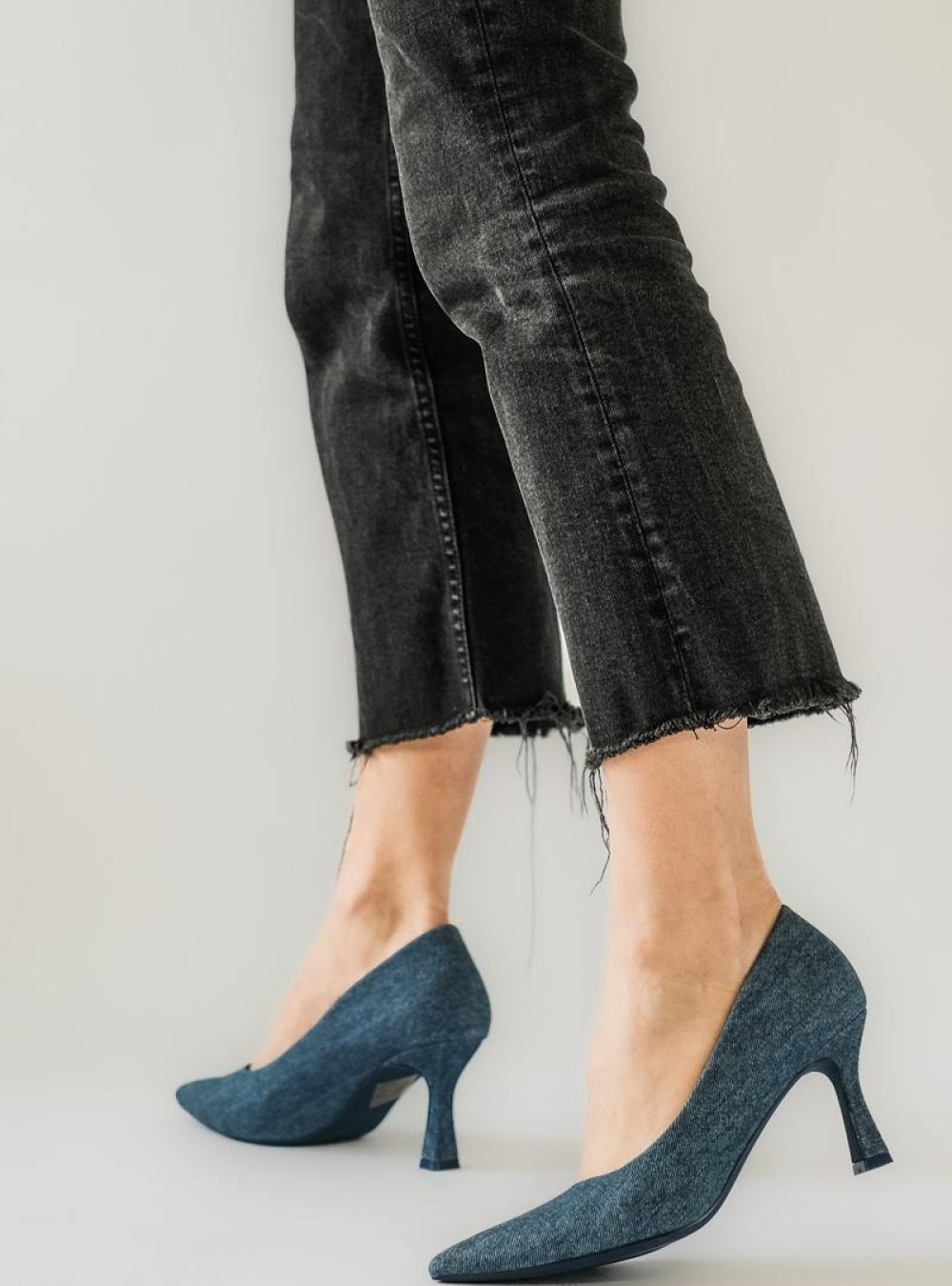 Denim μυτερές γόβες με ιδιαίτερο χαμηλό τακούνι 396.23A16-1-L JEAN Denim μυτερές γόβες με ιδιαίτερο χαμηλό τακούνι 396.23A16-1-L JEAN