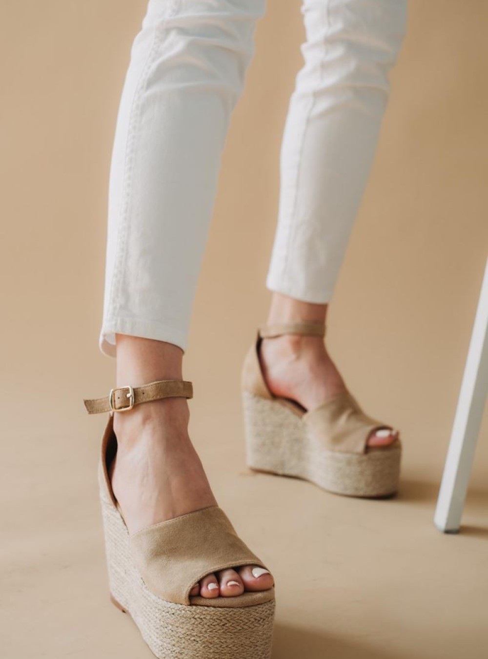 Suede πλατφόρμα με φαρδιά φάσα 416.FL226-C ΜΠΕΖ Suede πλατφόρμα με φαρδιά φάσα 416.FL226-C ΜΠΕΖ