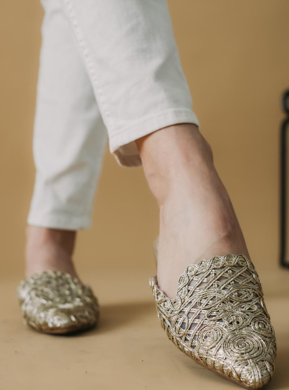Flat mules με πλεκτό διάτρητο σχέδιο από ψάθα 330.UD6-56-F ΧΡΥΣΟ Flat mules με πλεκτό διάτρητο σχέδιο από ψάθα 330.UD6-56-F ΧΡΥΣΟ